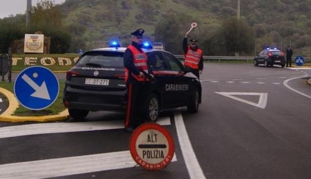 Patenti ritirate, denunce per guida in stato di ebbrezza e sequestro di droga: in Baronia continuano senza sosta i controlli dei Carabinieri 