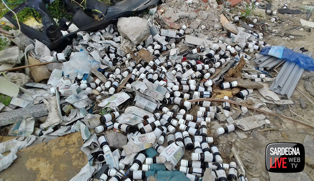 Metadone, amianto e pezzi di auto: ecco il “cimitero” dei rifiuti sulla 554