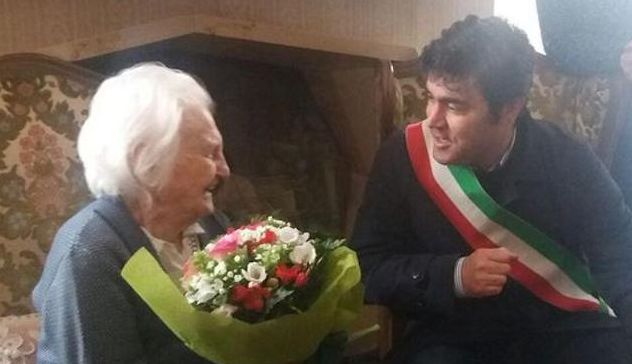 Tzia Nicolosa festeggia 107 anni. E' parente di Grazia Deledda
