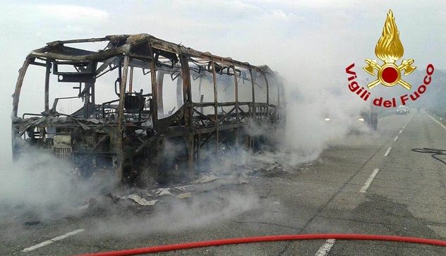 Autobus dell'Arst in fiamme a Perdasdefogu