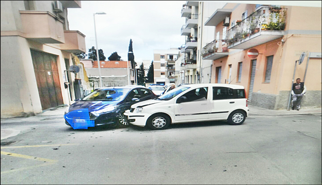 Scontro tra due auto a Is Mirrionis, ferita una donna