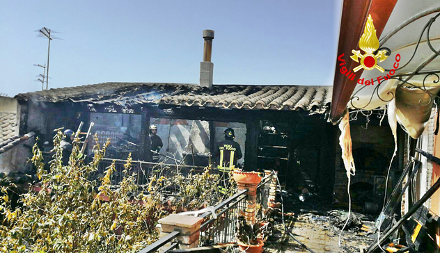 Panico in una casa divorata dalle fiamme: sul posto i Vigili del Fuoco