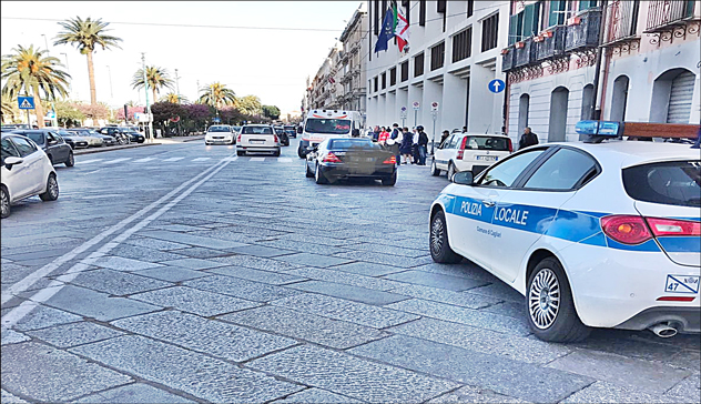 Si ferma per far attraversare un pedone, scooterista 63enne tamponato in via Roma