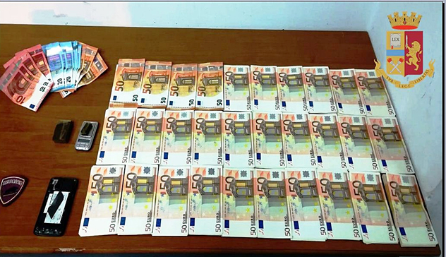 A spasso con la droga, in casa un ‘tesoretto’ di 15mila euro: arrestato