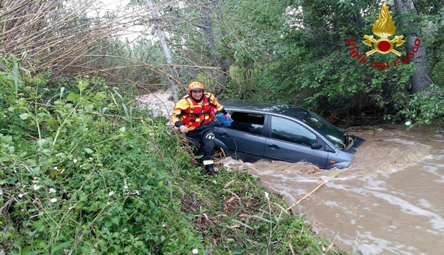  Con l’auto finisce dentro un torrente, salvato dai Vigili del Fuoco