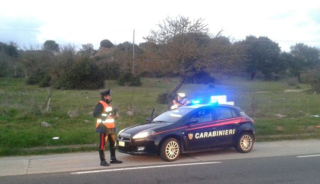 Auto in fiamme sulla SP 111, indagano i carabinieri