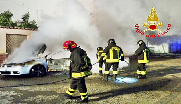 Notte di fuoco nel cagliaritano: un’auto e tre compattatori in cenere