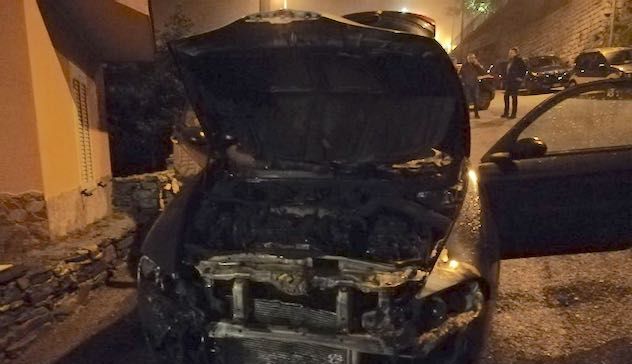 Auto in fiamme nella notte: indagano i Carabinieri