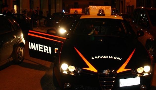 Ubriaca alla guida finisce su un'auto in sosta: denunciata dai Carabinieri