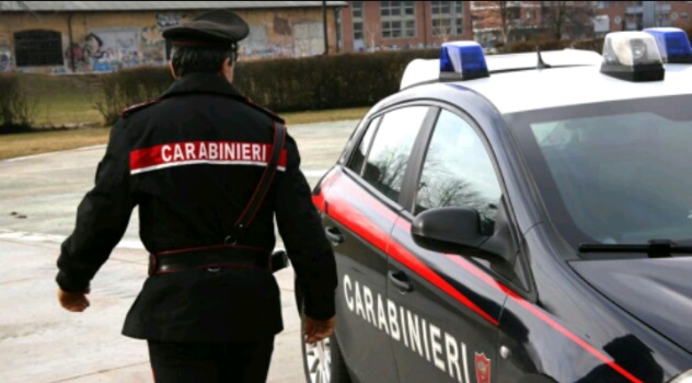 Sfonda la porta del rivale e tenta di pugnalarlo: arrestato dai Carabinieri 