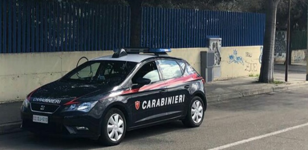 Con l'auto rubata speronano la pattuglia dei Carabinieri: è caccia a due giovani 