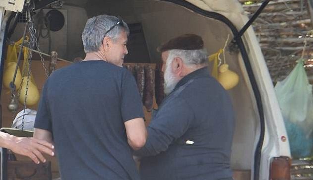 George Clooney acquista del formaggio da un venditore per strada in Gallura