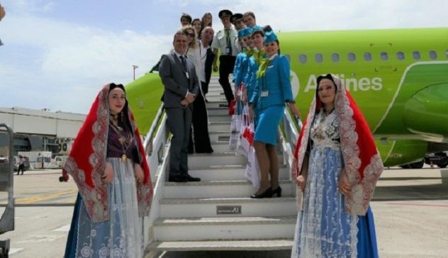 Primo volo di linea Mosca-Cagliari: 152 passeggeri sono sbarcati a Cagliari
