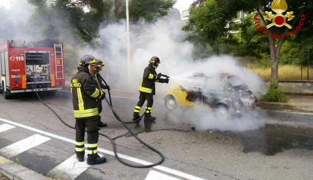 Auto avvolta dalle fiamme in pieno giorno, intervengono i Vigili del Fuoco