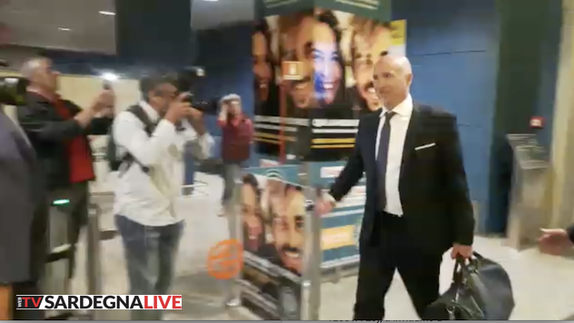 Maran è il nuovo allenatore del Cagliari: ecco l'arrivo del tecnico all'aeroporto di Elmas