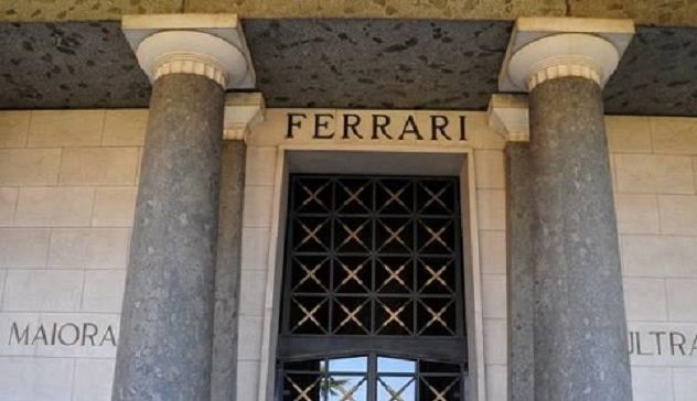 Volevano rubare la salma di Enzo Ferrari: chiesto quasi un secolo di reclusione per la banda