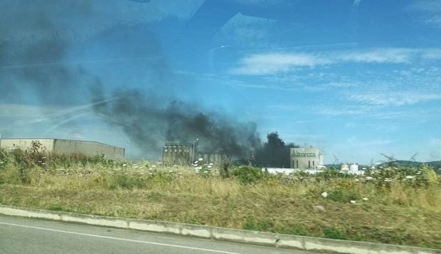 Stabilimento in fiamme nella zona industriale di Tossilo