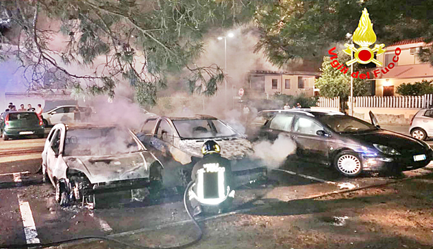 Notte di fuoco a Settimo, distrutte tre auto in sosta