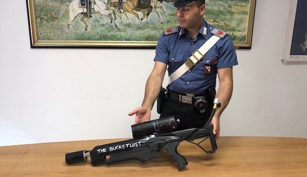 Cerca di animare una festa con un lanciafiamme: giovane arrestato dai Carabinieri