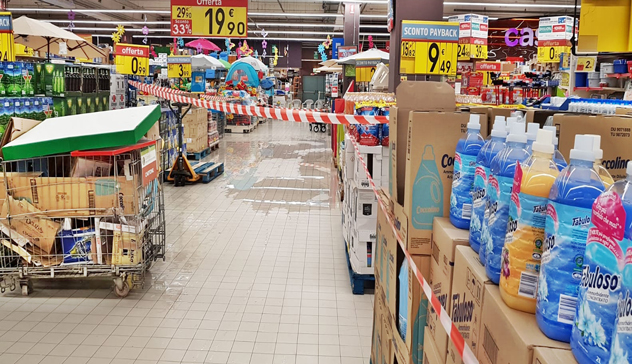 Carrefour, corsie e reparti sott’acqua: disagi tra i clienti del centro commerciale