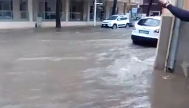 Maltempo. Un fiume d'acqua per le vie di Cagliari | VIDEO
