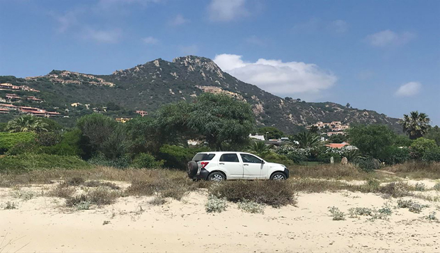 Il ‘furbetto del Suv’ parcheggia sulla spiaggia: 200 euro di sanzione per il super-cafone