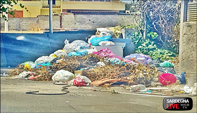 ‘Piccole discariche crescono’, cittadini infuriati: “Sommersi dai rifiuti”