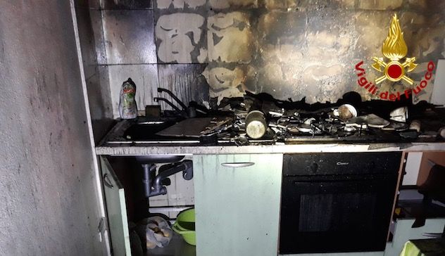 Incendio in casa: le fiamme si propagano dalla cucina. Tempestivo intervento dei Vigili del fuoco