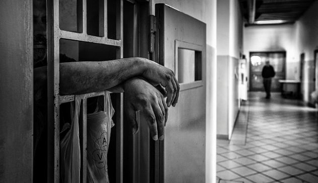 Detenuti minacciano agenti di polizia penitenziaria: tensione a Is Arenas