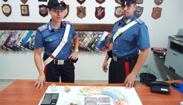 Trovato con mezzo chilo di hashish tenta di corrompere i Carabinieri: arrestato
