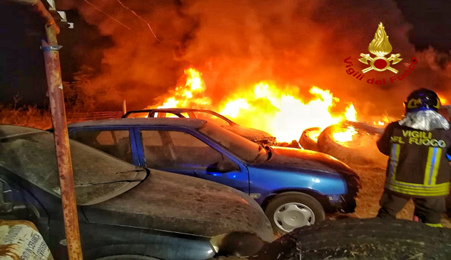   Incendio devasta un deposito di gomme, danni anche ad alcune auto