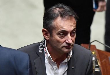 Andrea Mura travolto dalle polemiche abbandona il Parlamento