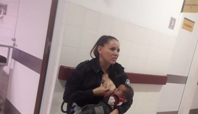 Buenos Aires. Poliziotta allatta il bimbo di una arrestata