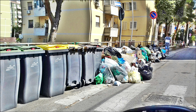 Via Seruci, la vergognosa pattumiera di rifiuti sulla strada: 