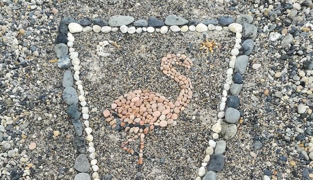 Mosaici colorati sulla sabbia. Carla Medau: «Scopriamo insieme chi è questo romantico artista»