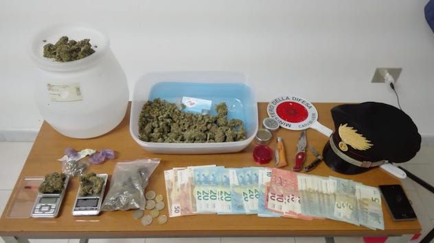 Sorpreso dai Carabinieri mentre cedeva una dose di marijuana a un 18enne: arrestato un giovane