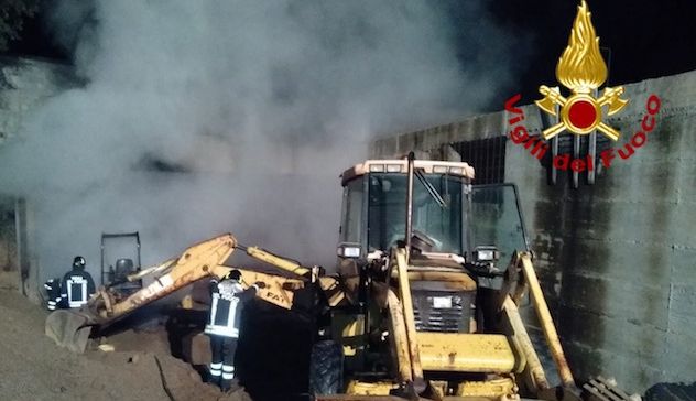 Incendio distrugge mezzi agricoli: il rogo è di origine dolosa