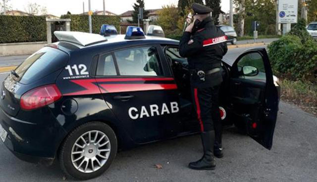 Due giovanissimi rom sorpresi a rubare all’Ovs: i Carabinieri li arrestano