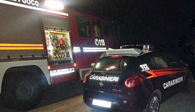 Furgone in fiamme nella notte: indagano i Carabinieri