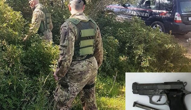 Munizioni e pistola clandestina rinvenute dai carabinieri fra la vegetazione