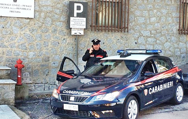 Perseguita e maltratta i familiari, 36enne aggredisce anche i Carabinieri: arrestato