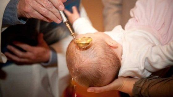 La Chiesa non le permette di battezzare la nipote perché gay