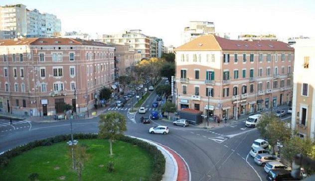 Fiamme su un balcone in via Dante, momenti di paura a Cagliari