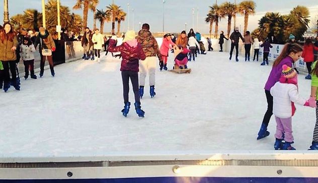 Pista di pattinaggio su ghiaccio: domani l’inaugurazione