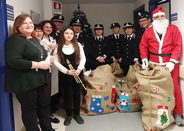 Un Natale più gioioso per i bambini del Microcitemico con i doni della Polizia Penitenziaria