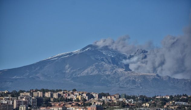 Etna, terremoto di magnitudo 4.8 a nord di Catania, danni e dieci feriti lievi