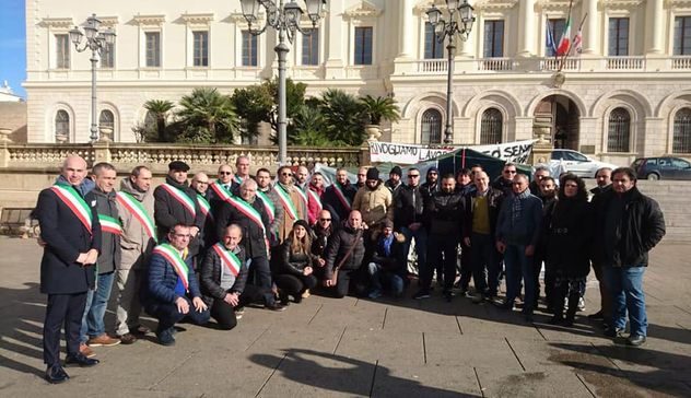 Protesta degli ex dipendenti della Secur: arriva la solidarietà dei Sindaci sardi