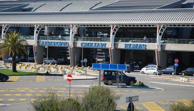 Caos all’aeroporto di Cagliari: 11 voli cancellati per lo stop dei controllori 