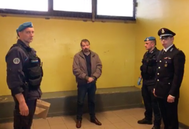 Arresto di Cesare Battisti. Valanga di critiche per il video postato sul profilo Facebook del ministro della Giustizia Alfonso Bonafede 