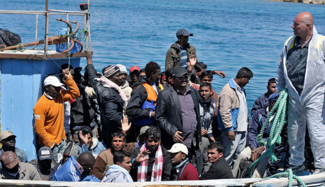 Migranti: barcone in avaria con 100 persone a bordo